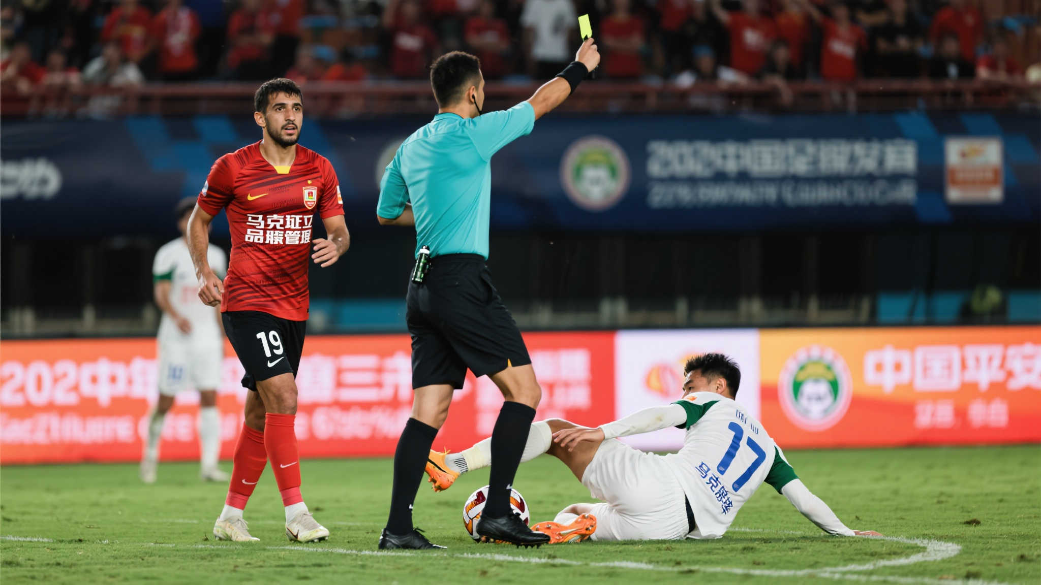 海港1-1泰山：麦麦提江引3争议，蒯纪闻疑似假摔，慢镜揭真相